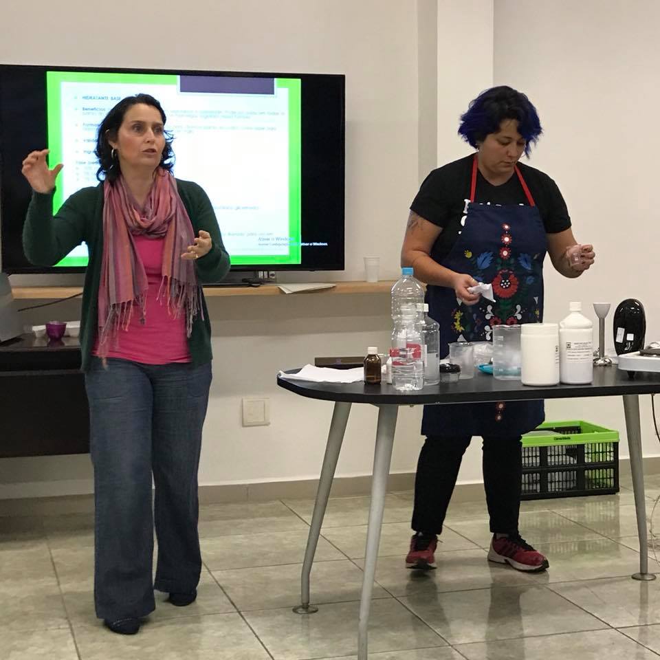 Andrea Darco e Fernanda Passos dando aula