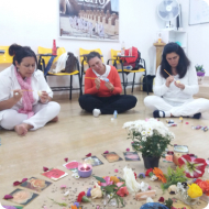 Turma sentada em roda no chão, fazendo atividade de solstício de primavera